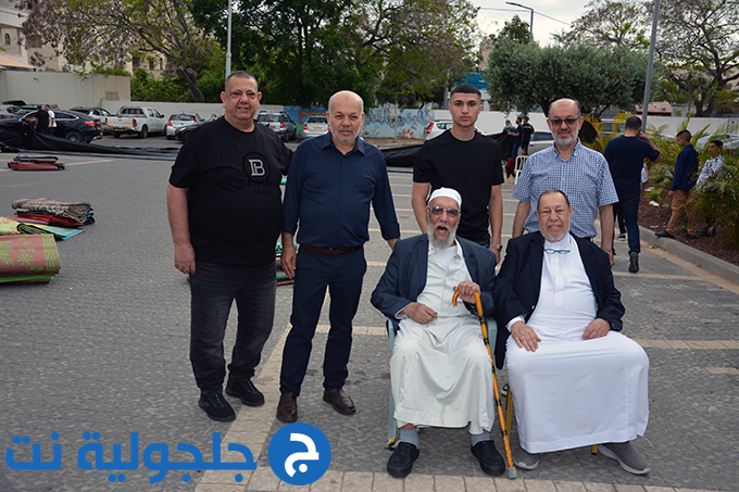 اهالي جلجولية يؤدون صلاة عيد الاضحى في ساحة مسجد الروضة في جلجولية 